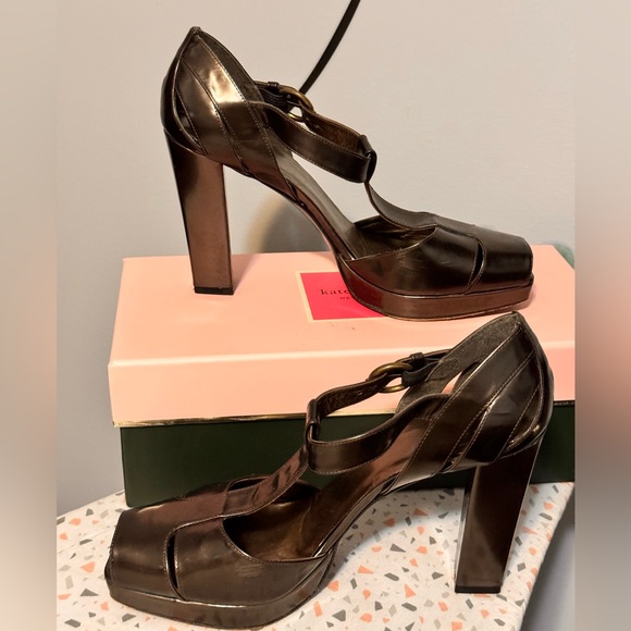 Stuart Weitzman Pewter T Strap Platform Heel Size 8.5 - Picture 2 of 5